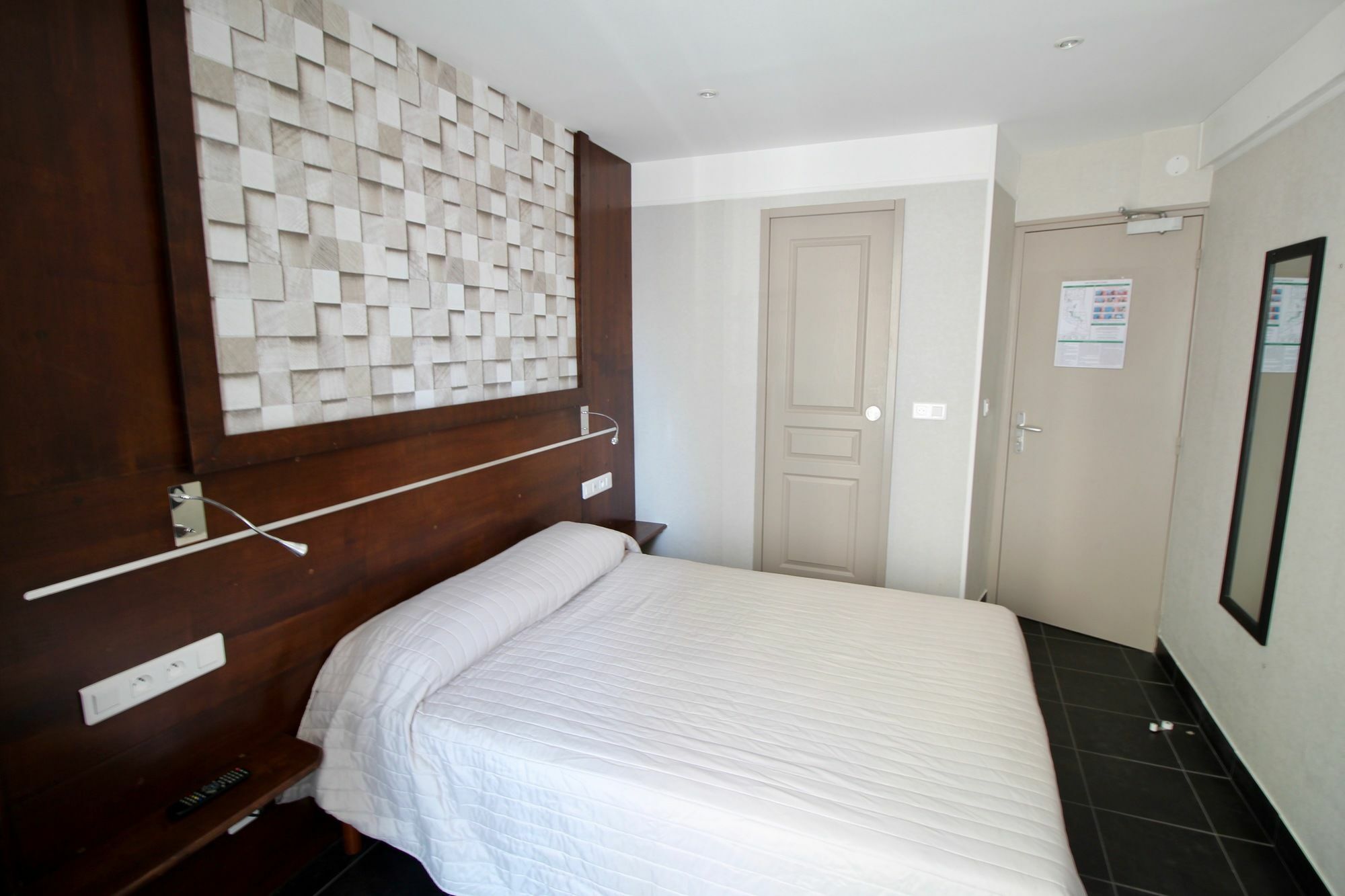 Hotel Des Pyrenees Париж Экстерьер фото