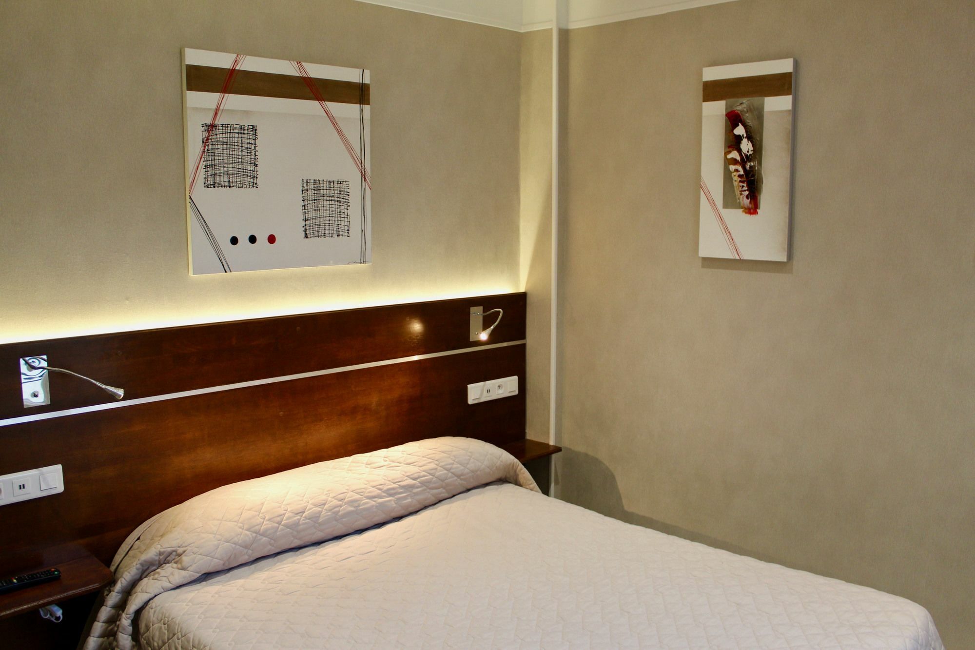 Hotel Des Pyrenees Париж Экстерьер фото